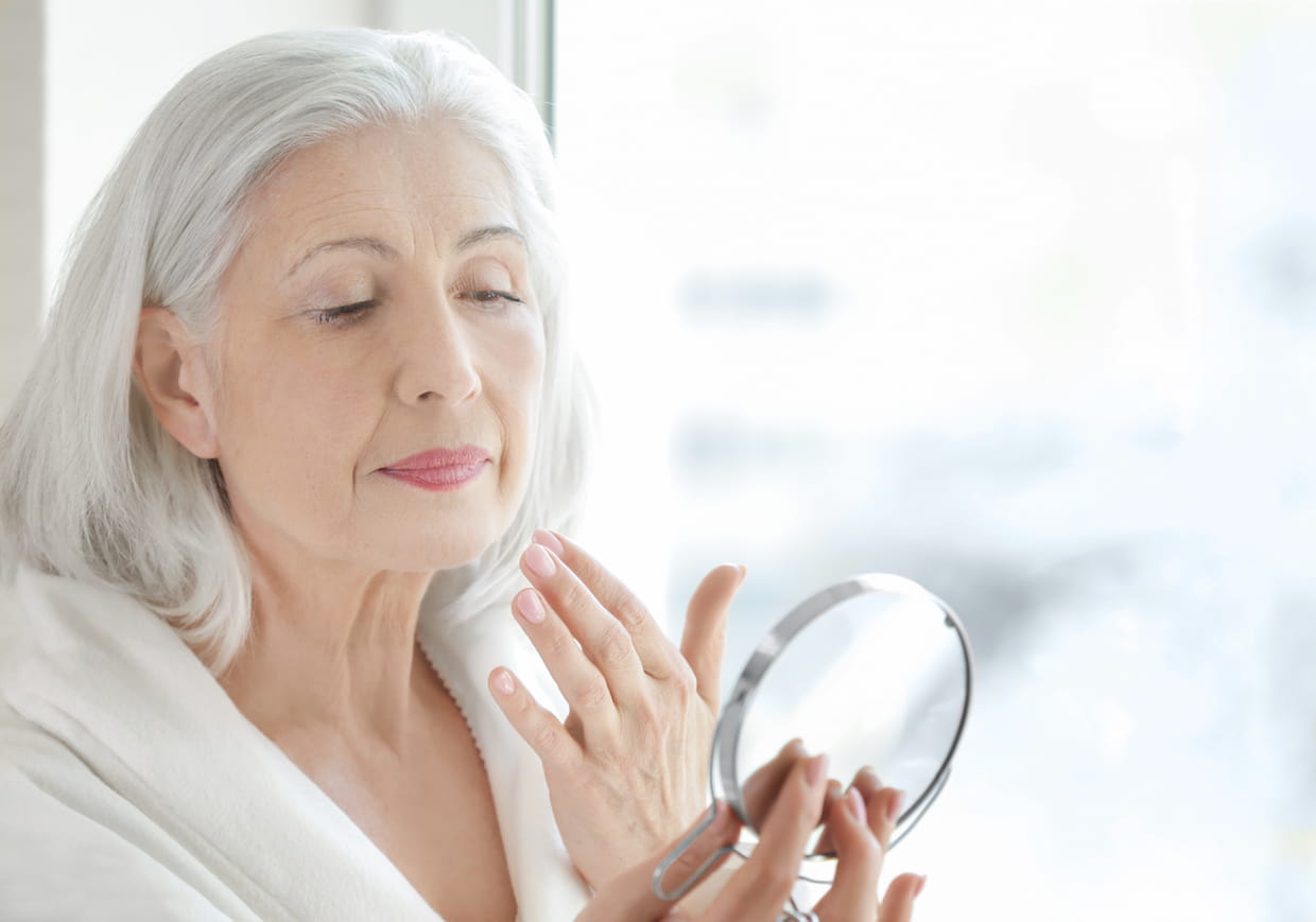 femme à la peau mature