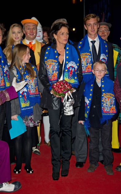 St&eacute;phanie de Monaco en veste noire iris&eacute;e et pantalon droit