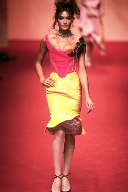 Carla Bruni lors d'un défilé Vivienne Westwood en 1997