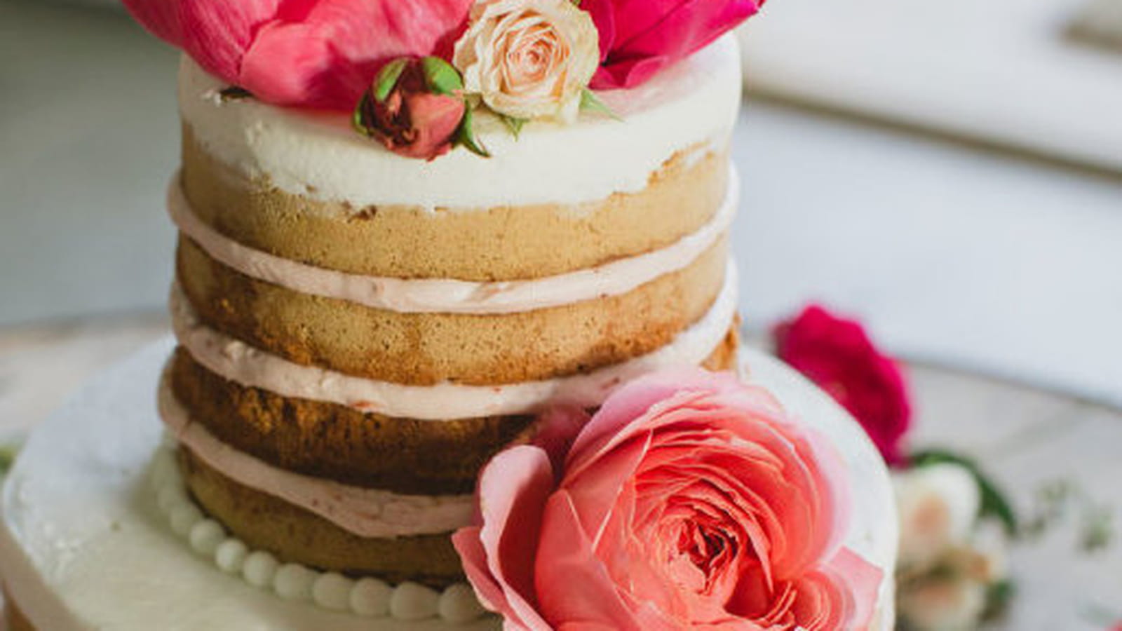 Wedding-cake décoré de pivoines