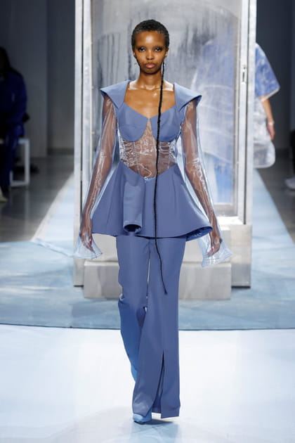 Ensemble bleu lavande pantalon et top &agrave; basque aper&ccedil;us sur le d&eacute;fil&eacute; Head of State