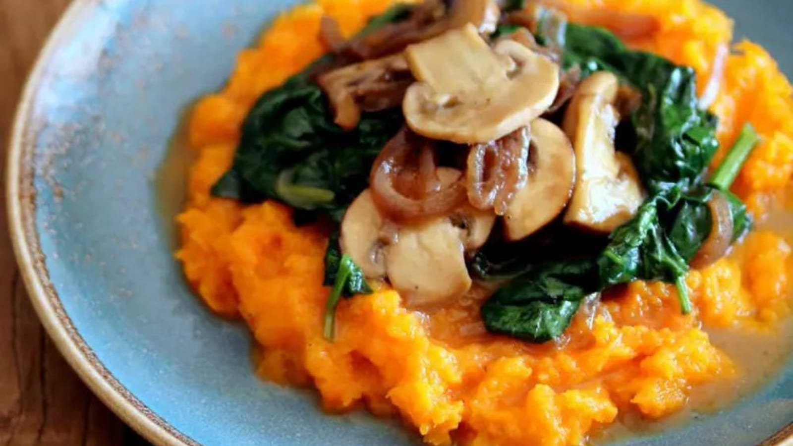 Purée de butternut topping champignons, épinards à l'avoine