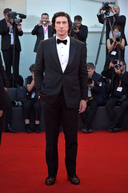 Adam Driver en costume noir et n&oelig;ud papillon