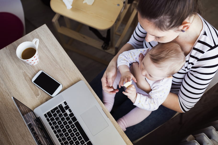 Les femmes travaillent plus que les hommes