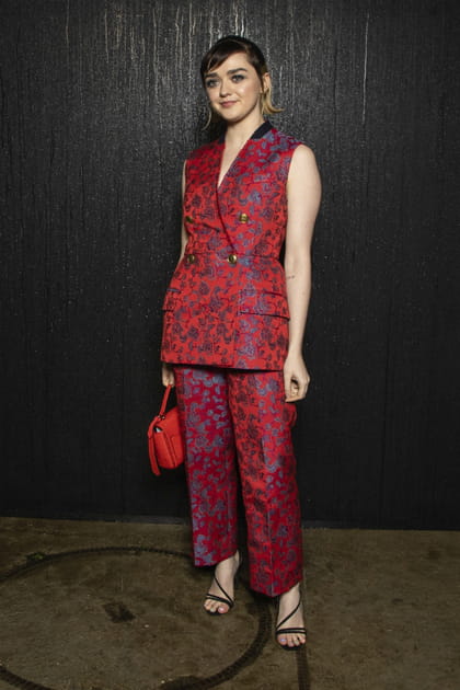 Maisie Williams en ensemble imprim&eacute;