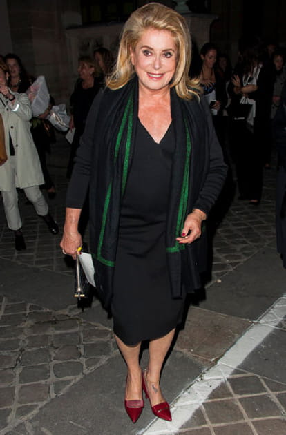Catherine Deneuve, chic au d&eacute;fil&eacute; Lanvin