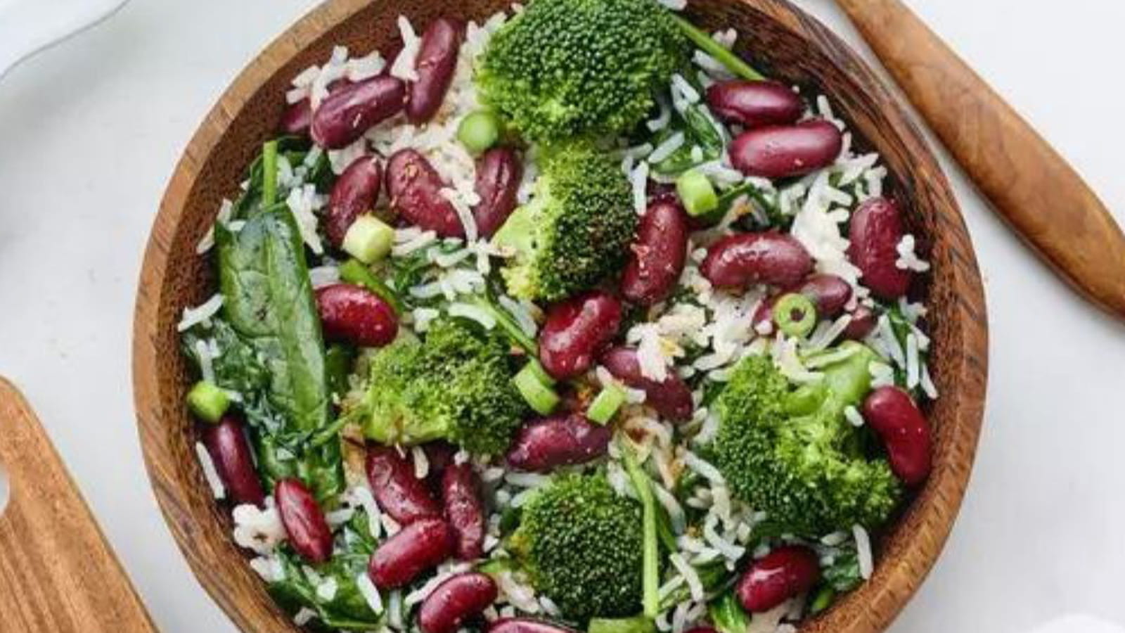 Riz sauté, haricots rouges, brocolis, épinards et brochettes de saumon aux épices cajun