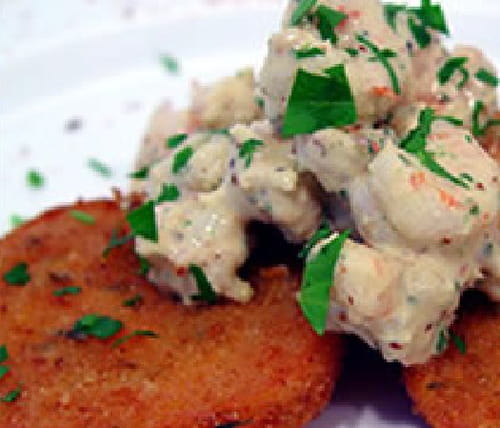 Tomates vertes frites avec des crevettes grises