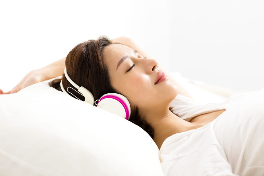 Sommeil agité : une technique d'hypnose à essayer