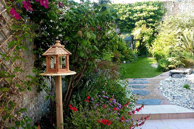 Une agr&eacute;able mangeoire pour les oiseaux