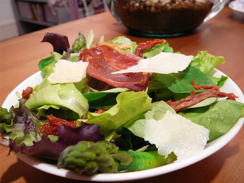 Salade asperges, tomates séchées et Parmesan