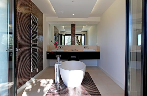 salle-bains-mosaique-mobilier-minimaliste