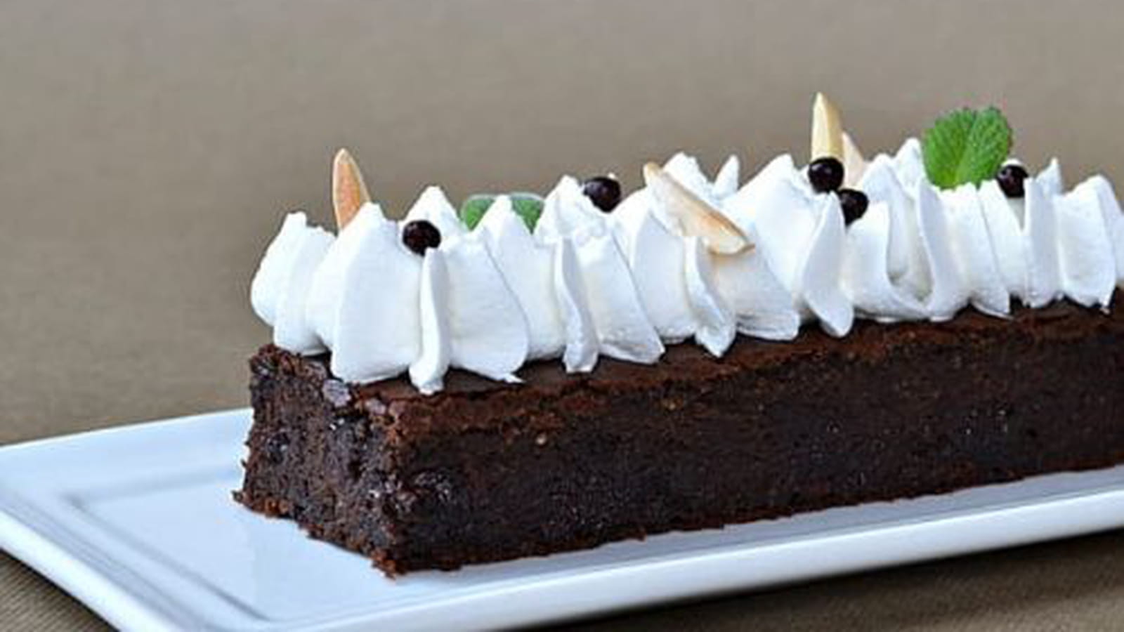 Brownie au chocolat et Haricots Tarbais ainsi que sa crème soja/amande