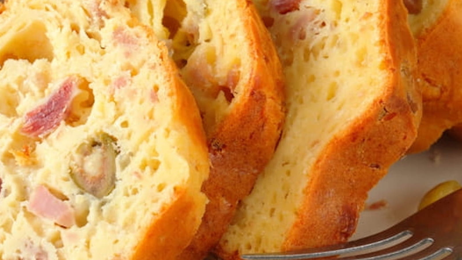 Cake aux olives, jambon et fromage