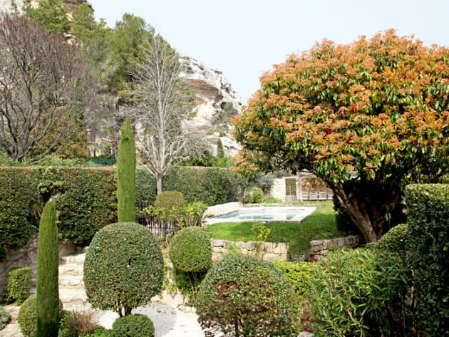 Un jardin de ville avec piscine très à la française