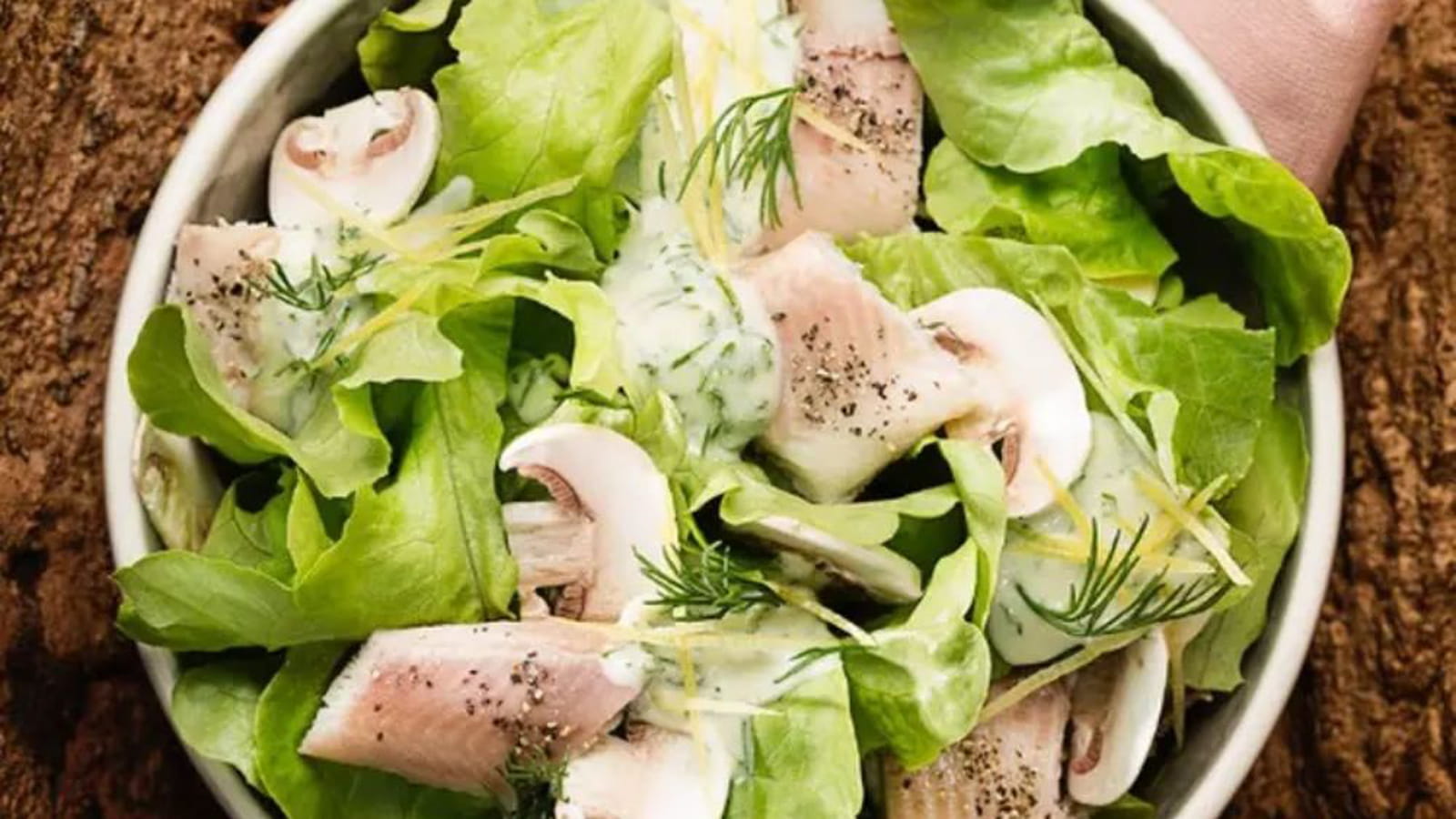 Laitue aux champignons et truite fumée