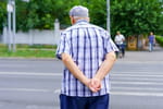 Des chercheurs l'ont observé : cette façon de marcher à 60 ans révèle un vieillissement accéléré du corps et du cerveau