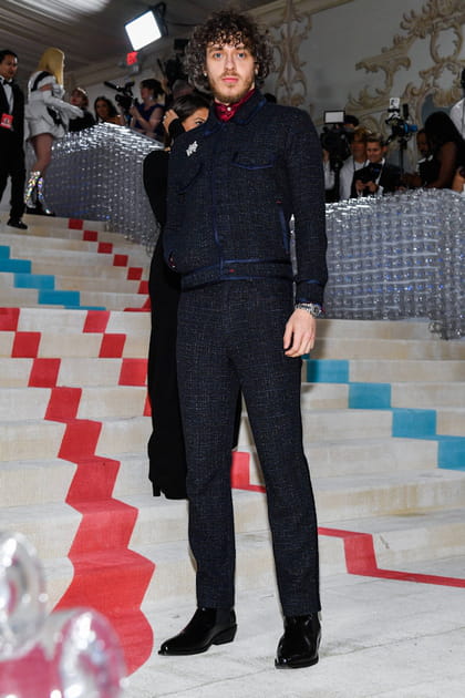 Jack Harlow en ensemble en tweed bleu marine Tommy Hilfiger