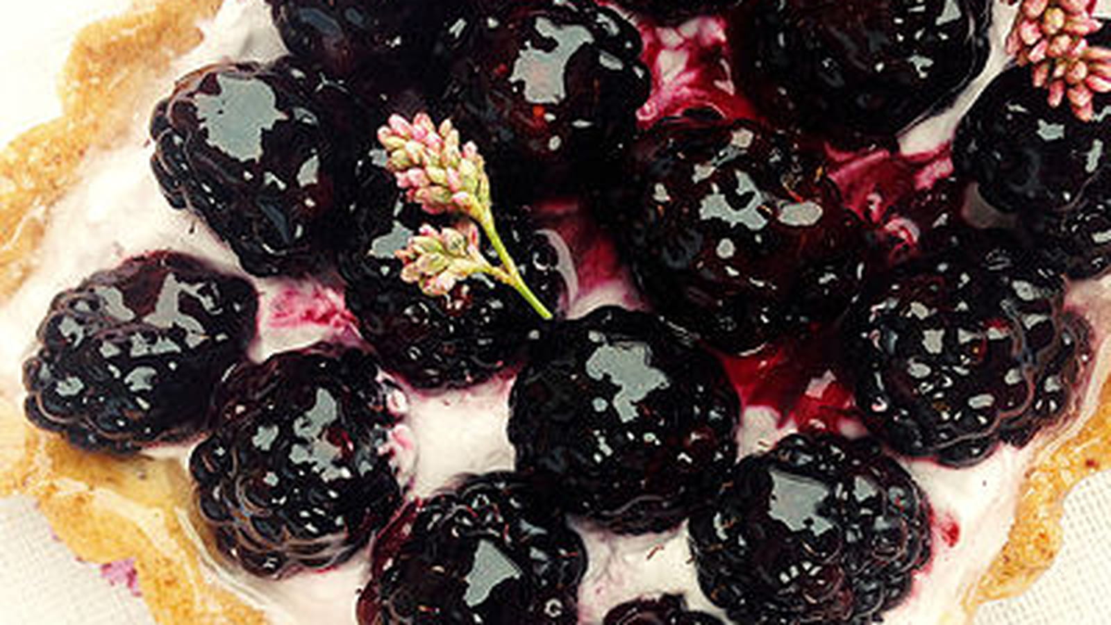Tarte mûres chantilly mascarpone cassis sablé noisette