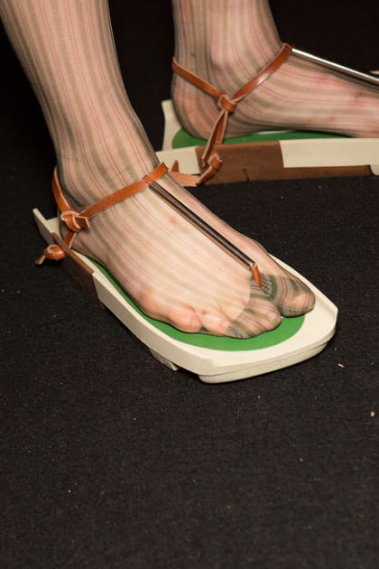 Les tongs orhtop&eacute;dique Moyen Age du d&eacute;fil&eacute; Acne Studios