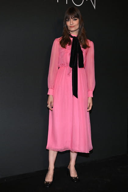 Clara Luciani en robe rose &agrave; col lavalli&egrave;re