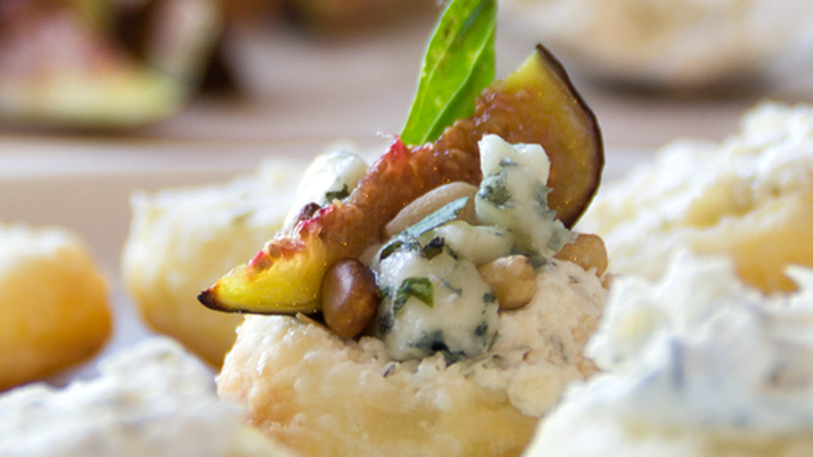 Feuilletés de figues rôties, roquefort et basilic