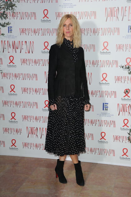 Sandrine Kiberlain en robe à pois et veste noire