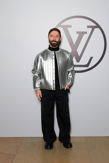Woodkid en bomber rigide argenté et bottes noires crantées au défilé Louis Vuitton