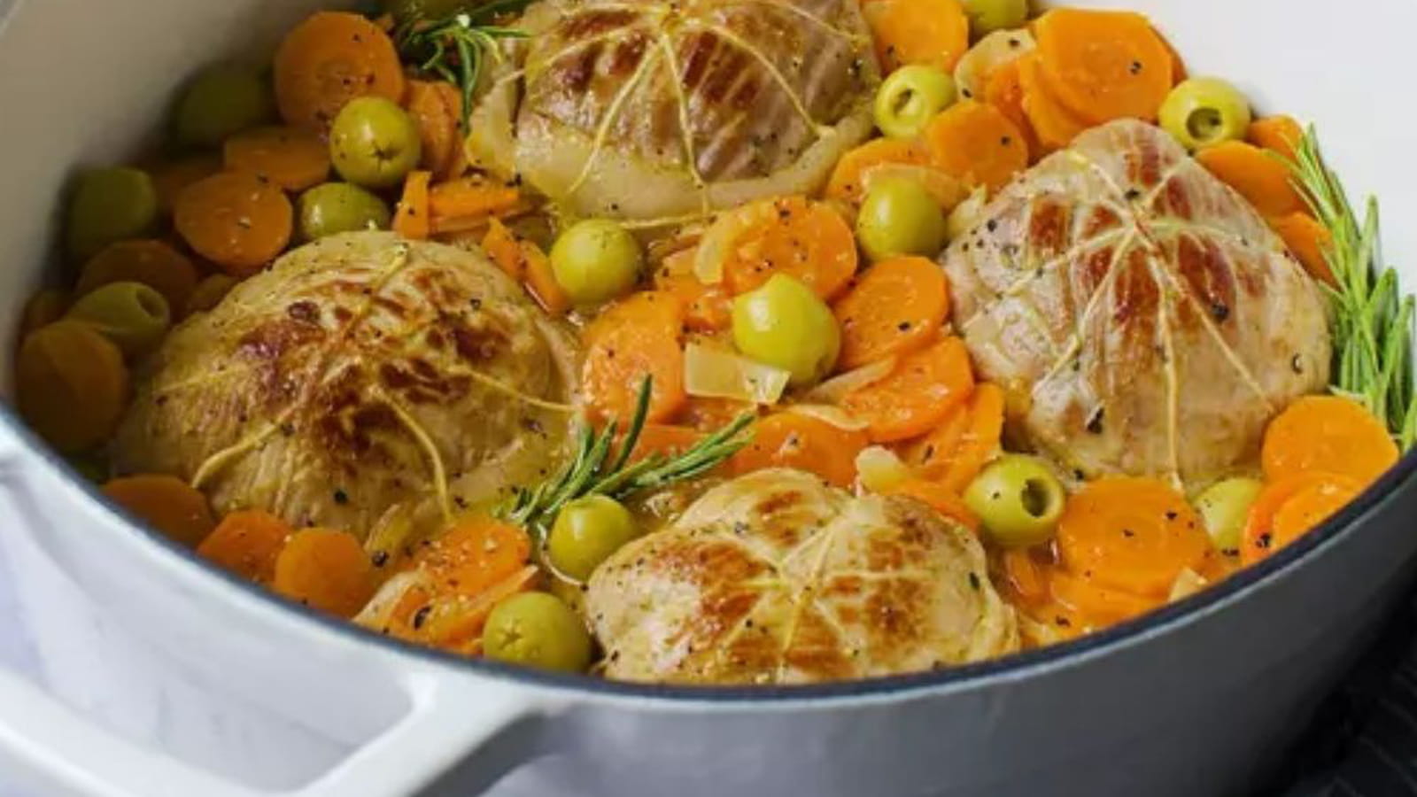 Paupiettes de veau aux agrumes, carottes, oignons et olives vertes farcies