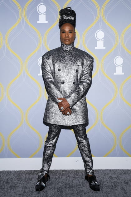 Billy Porter dans une tenue argent&eacute;e