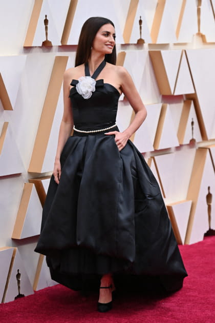 Penélope Cruz en robe maxi noire asymétrique à fleur blanche en 3D Chanel de 1995