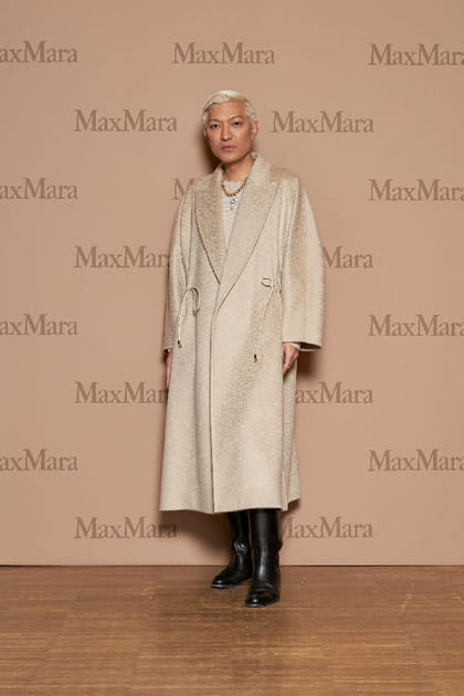 Bryan Boy en manteau cr&egrave;me