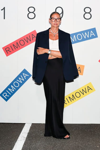 Jenna Lyons en costume noir et bleu fonc&eacute; &agrave; la soir&eacute;e Rimowa printemps-&eacute;t&eacute; 2024