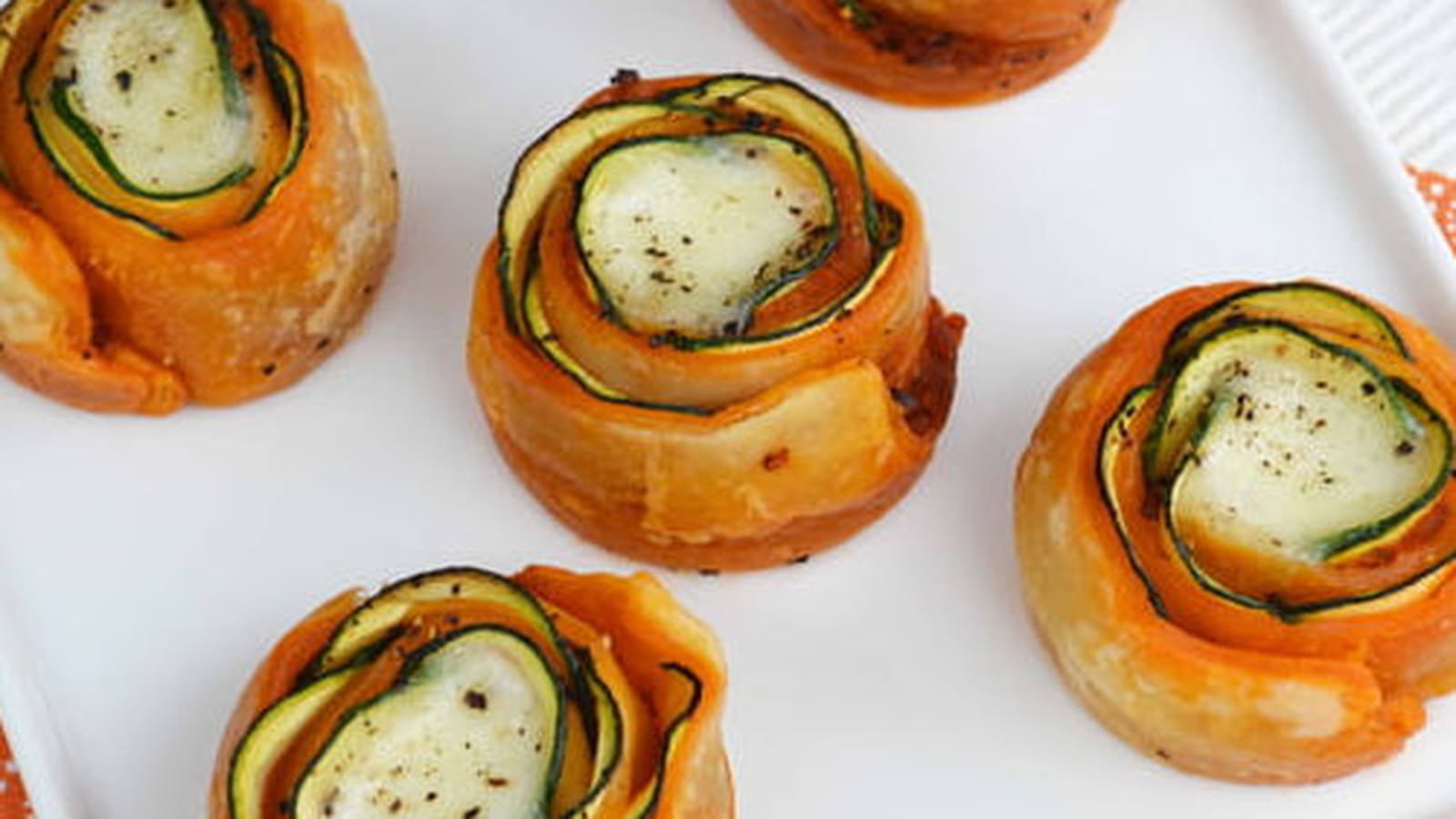 Roses feuilletées à la courgette, pesto rosso et mozzarella