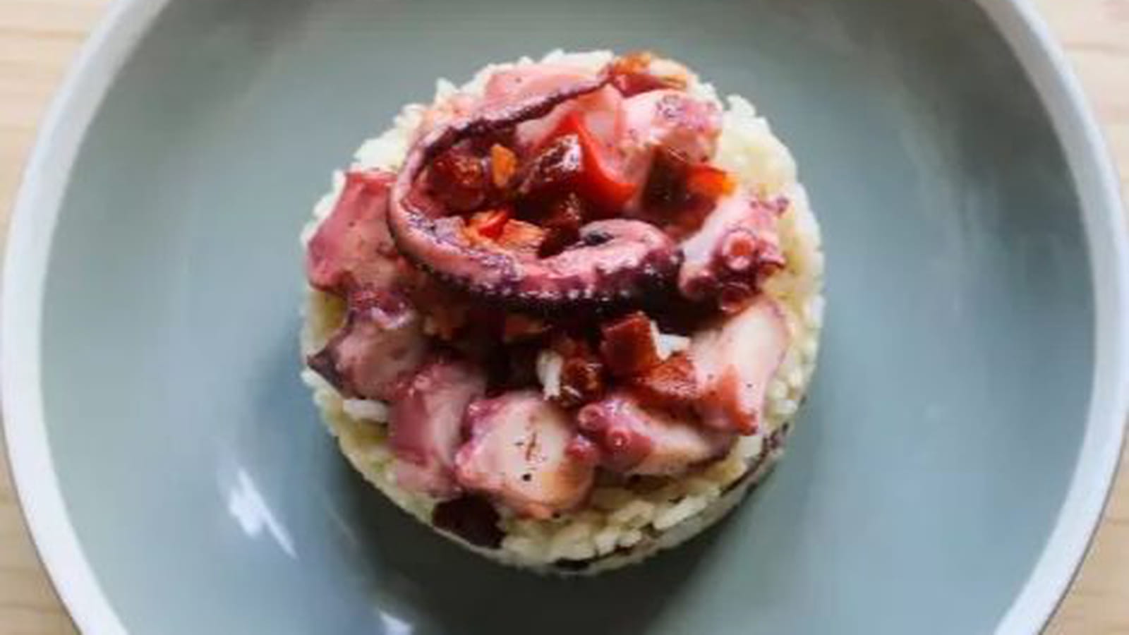 Riz pilaf, poulpe, piquillo et pépites de chorizo