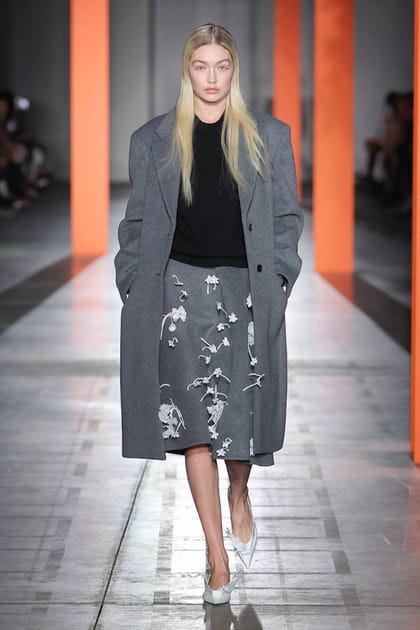 Jupe brod&eacute;e et manteau gris aper&ccedil;us sur le d&eacute;fil&eacute; Prada