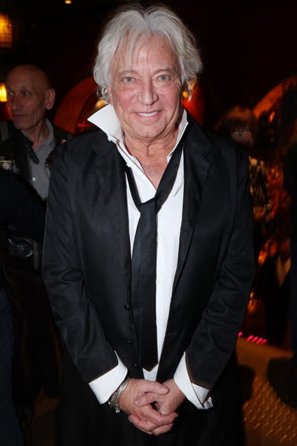 Laurent Boyer prend la pose dans une soirée parisienne après sa garde à vue