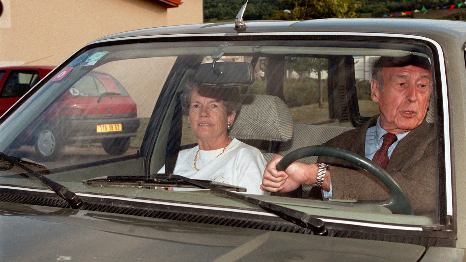 En voiture, Anne-Aymone !