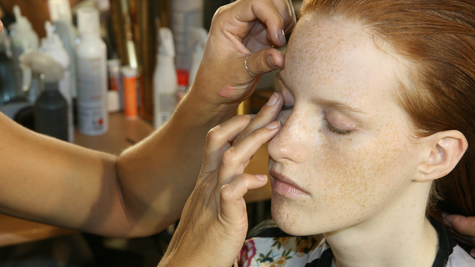 Backstage maquillage défilé Giambattista Valli : effet glossy