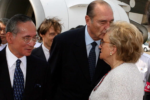 Jacques Chirac embrasse le front de sa femme