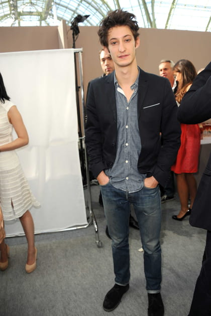 Pierre Niney en jean et veste en velours