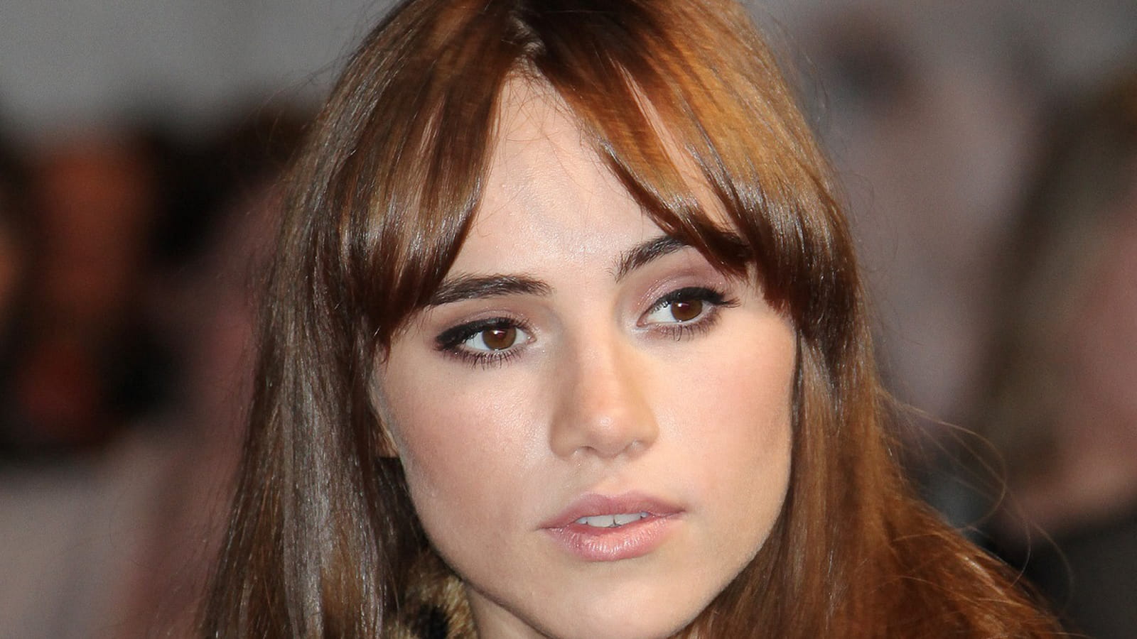 Suki Waterhouse en brune
