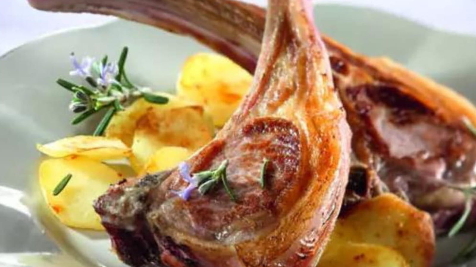 Côtelettes d’agneau premières en marinade de romarin et pommes de terre rissolées