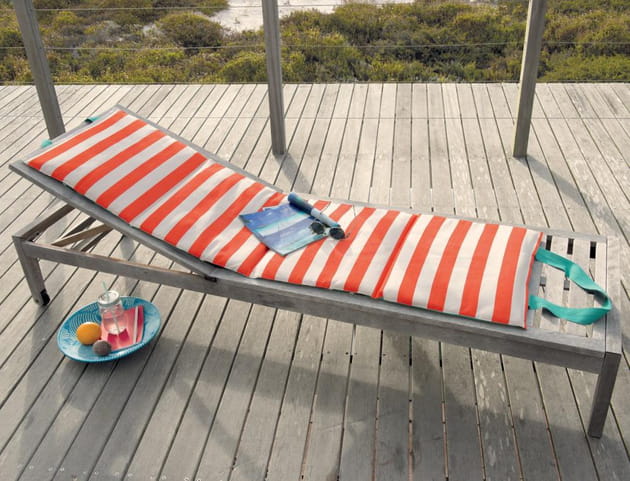 Un matelas de jardin rayé