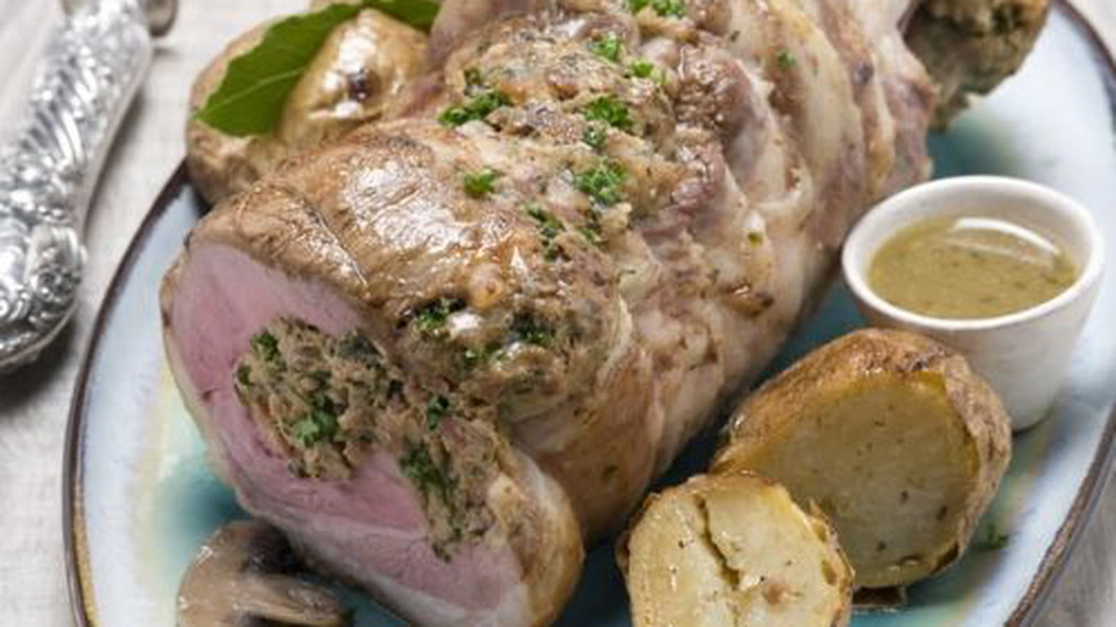 Épaule d’agneau farcie aux champignons