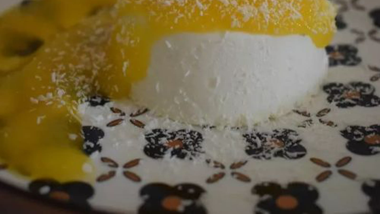 Panna cotta à la noix de coco et coulis de mangue