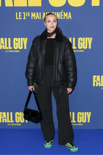 Chloé Jouannet en pantalon noir et bomber en cuir