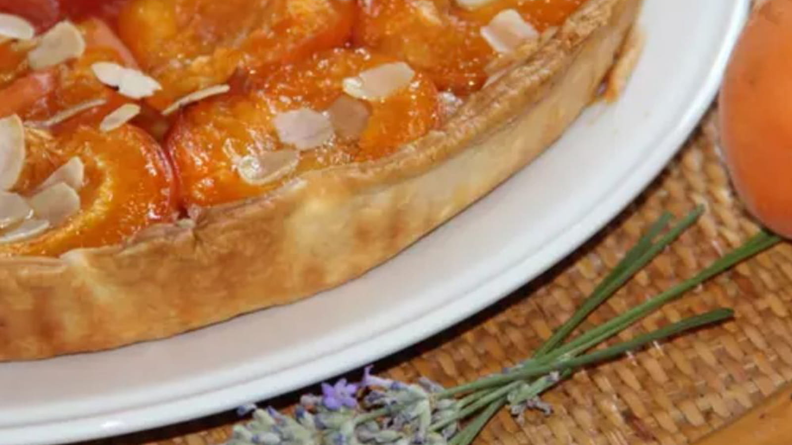 Tarte aux abricots, amandes et lavande