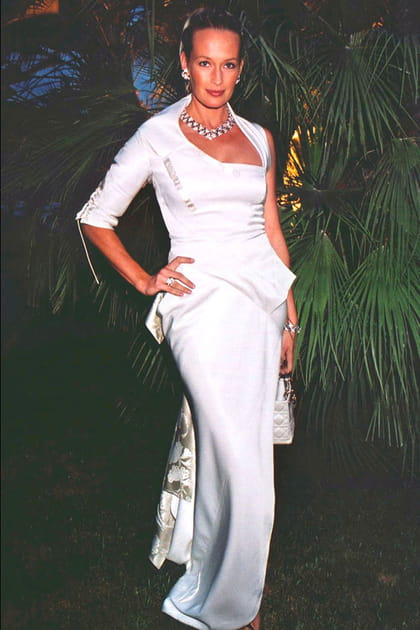 Estelle Lefébure en robe satinée blanche