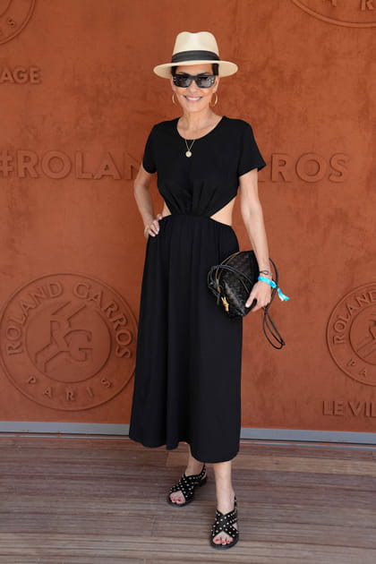 Cristina Cordula en robe noire cut out et sandales